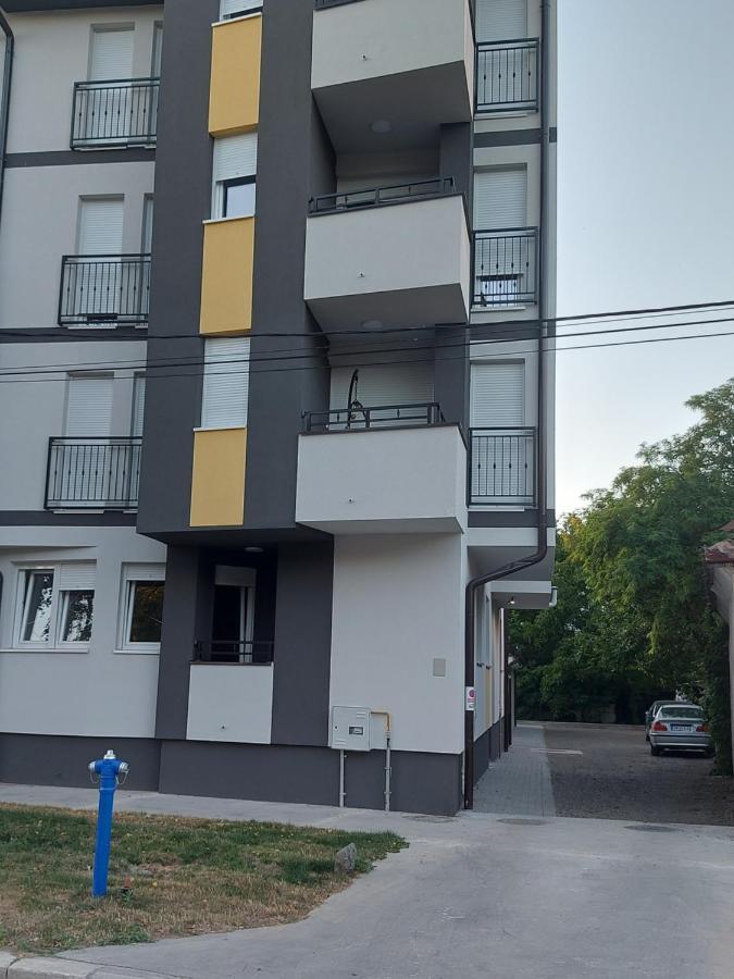 # Espresso 2 Apartman sa garazom Sremska Mitrovica Esterno foto